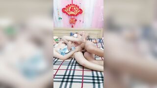 过了年穿上女仆装跟着音乐的节拍女上位无套操逼，换了好多姿势，不停抽插