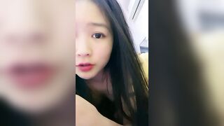 【难得一见粉红色美穴大美妞】超高颜值甜美 ，被窝里给大家秀，脱掉睡衣掰穴 ，肥穴骚逼特写 ，搞得满脸潮红