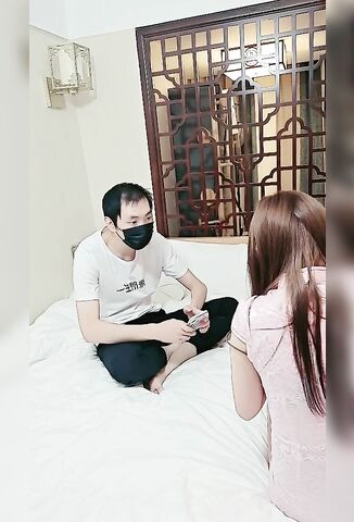 找个按摩女上门服务，扒下大哥裤子撸大鸡巴深喉口交，让小哥揉奶抠逼，各种抽插爆草浪叫呻吟射完了自己抠逼