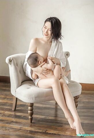 自拍馆影【楼孕妇少妇大肚子】流出的大尺度自拍，宝妈或准宝妈们 挺着大肚子及老公各种大尺度婚纱等纪念留念，不乏不少美艳少妇