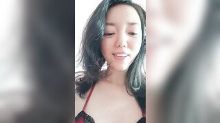 长卷发轻熟女红色睡衣性感红色丝袜丰满翘臀，撅起屁股特写私处，水很多骚的很扣穴