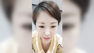 2022.3.21，【CC贩梦】，极品人妻，女儿还在旁边，偷偷露出大白兔，阴毛，这对胸必须给满分