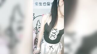 温柔系妩媚美妞 ，扎起双马尾一脸清纯 ，男友疯狂吸奶子一脸享受 ，女仆装白丝袜 ，扛起腿就是爆操 ，搞完全裸自摸