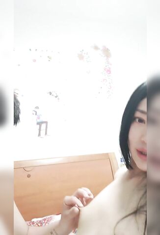 颜值不错的肉丝小少妇跟小哥激情啪啪，搂着小哥让小哥吃骚奶子，淫声荡语表情好骚，掰开小穴给狼友看特写