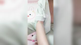 顶点--清纯校园女神，家中下海 ：当一个女孩拿着肉棒自慰快要高潮的时候，妈妈突然推门进来，你什么反应？？当场社死呀！